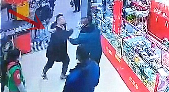 Người đàn ông hành hung nhân viên an ninh ở siêu thị.