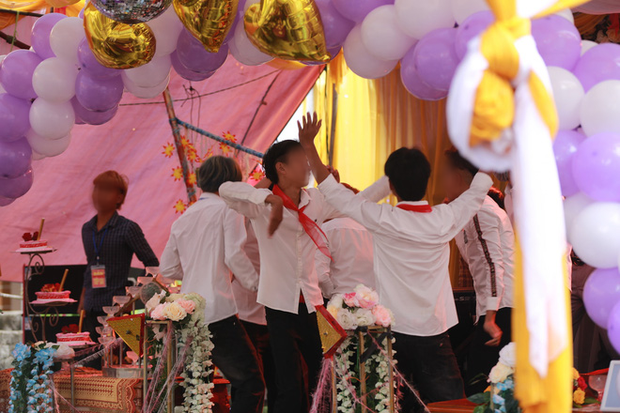 Những bạn bè đến tham dự đám cưới còn mặc áo sơ mi trắng và đeo khăn quàng đỏ.