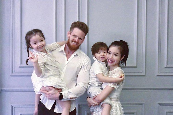 Người đàn ông ngoại quốc được cho là chồng của Elly Trần. Mặc dù hình ảnh mái ấm bị lộ khá lâu nhưng cô chưa một lần lên tiếng xác nhận.