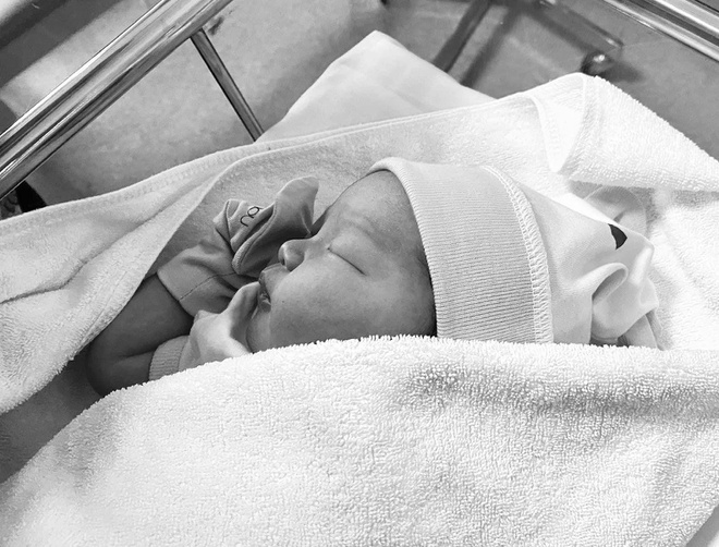 Hình ảnh em bé mới sinh của vợ chồng Đỗ Hải Yến.