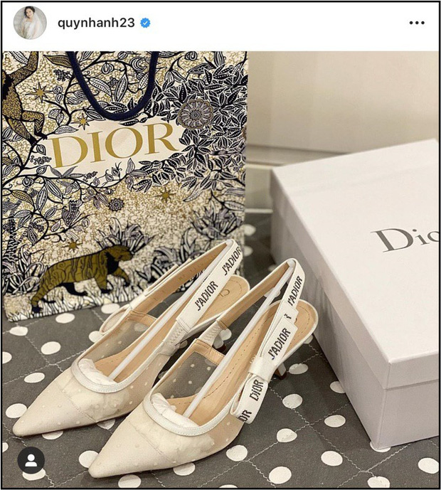 Đôi giày thuộc thương hiệu nổi tiếng Dior dành riêng cho cô dâu Quỳnh Anh.