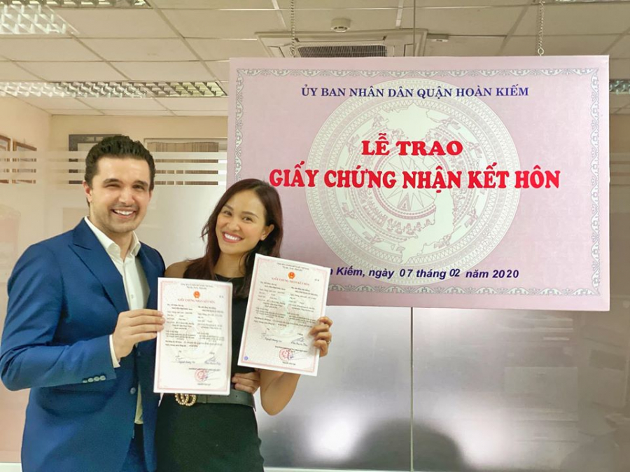 Ngày 8/2/2020, gần 1 năm sau cưới và sinh con đầu lòng, MC Phương Mai mới chính thức khoe giấy đăng ký kết hôn cùng ông xã ngoại quốc. Trên trang cá nhân, cô đăng nhiều hình ảnh tại cơ quan pháp lý, tỏ ra hào hứng khi cầm giấy hôn thú. Phương Mai hài hước viết: 