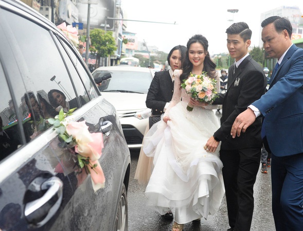 Chú rể Duy Mạnh sánh vai cùng cô dâu Quỳnh Anh trong ngày cưới.