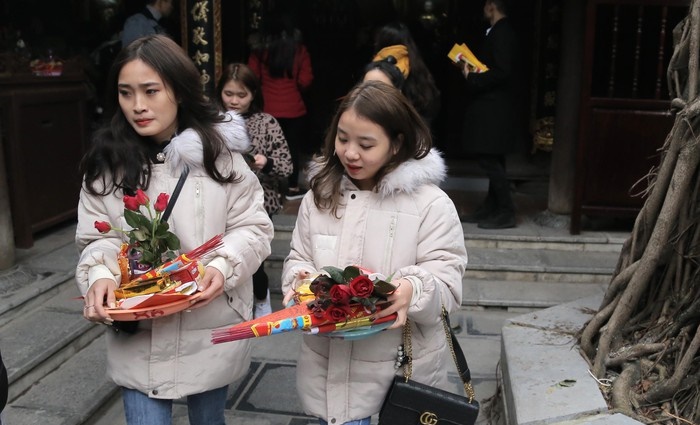 Hai bạn trẻ mang mâm lễ cầu duyên vào chùa Hà.