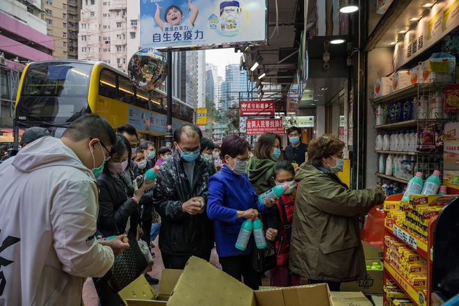 Người Hong Kong xếp hàng mua các nhu yếu phẩm sau một số tin đồn khan hiếm mà giới chức đã lên tiếng bác bỏ. Ảnh: New York Times.