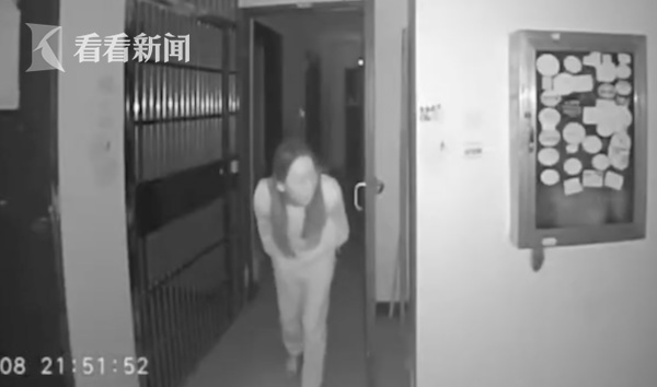 Hình ảnh người phụ nữ lén lút nhổ nước bọt vào tay nắm cửa dùng chung ở chung cư.