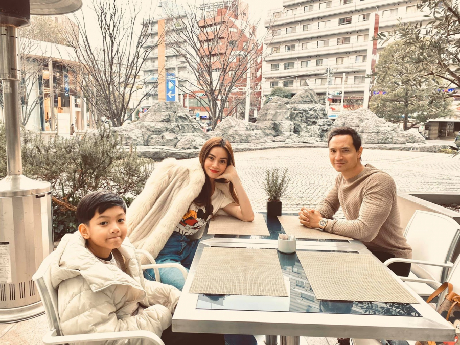 Kim Lý, Hà Hồ và bé Subeo diện trang phục đồng điệu ngồi trong một quán cà phê ở Nhật Bản chụp ảnh. Bên ngoài, có tuyết rơi hầu như mọi thứ đều đóng băng, một màu trắng bao trùm.