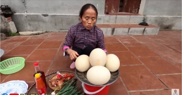 Bà Tân làm món trứng đà điểu chiên gây tranh cãi.