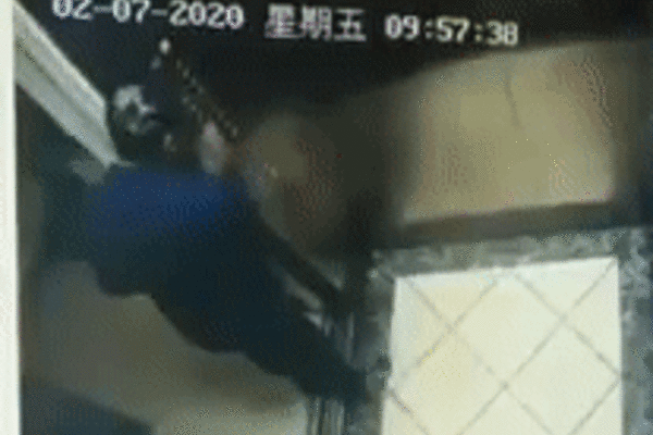 Hành động của người đàn ông đã được camera trong thang máy ghi lại.