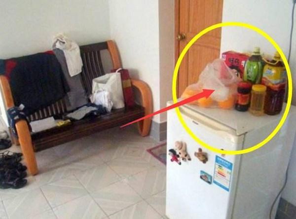 Không đặt nhiều đồ linh tinh lên nóc tủ lạnh