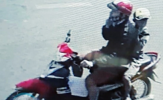 Hình ảnh nghi phạm chở nạn nhân bằng xe máy đi trên đường. Ảnh: Báo Công Lý.