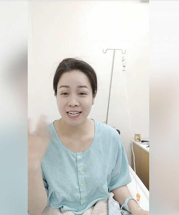 Nhật Kim Anh livestream trong tình trạng truyền kháng sinh.