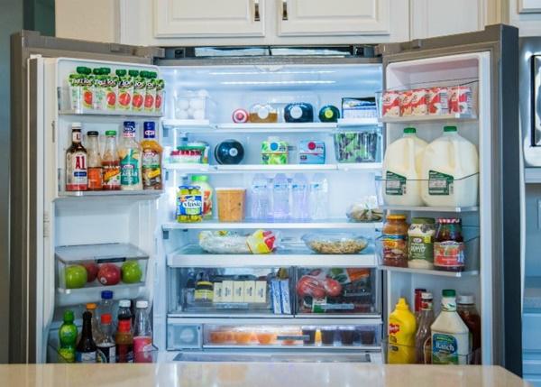 Dùng giấm lau dọn tủ lạnh giúp cho tủ sạch bóng