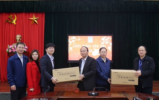 Hội Nông dân tỉnh trao tặng khẩu trang y tế cho một số trường THCS và THPT trên địa bàn TP. Bắc Ninh.