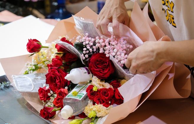 Một cửa hàng trên đường Bạch Mai (Hà Nội) giá một bó hoa có cả khẩu trang, nước rửa tay, cồn 90 độ dao động từ 500.000-700.000 đồng. Các sản phẩm này đều sử dụng hoa nhập khẩu nên giá thành cao.