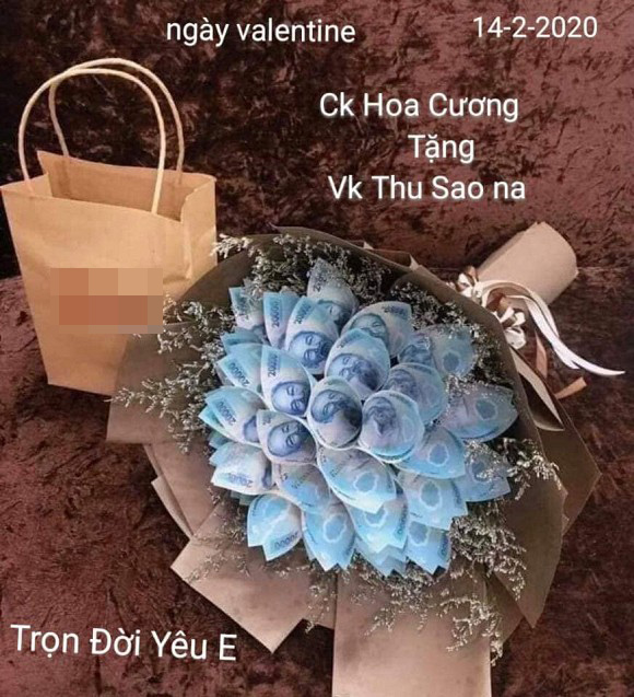 Cô dâu 62 tuổi khoe quà Valentine được chồng tặng.