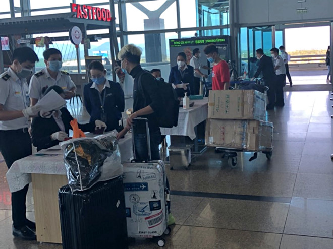 148 du khách Trung Quốc được đưa về nước từ sân bay Cam Ranh. Ảnh: H.N