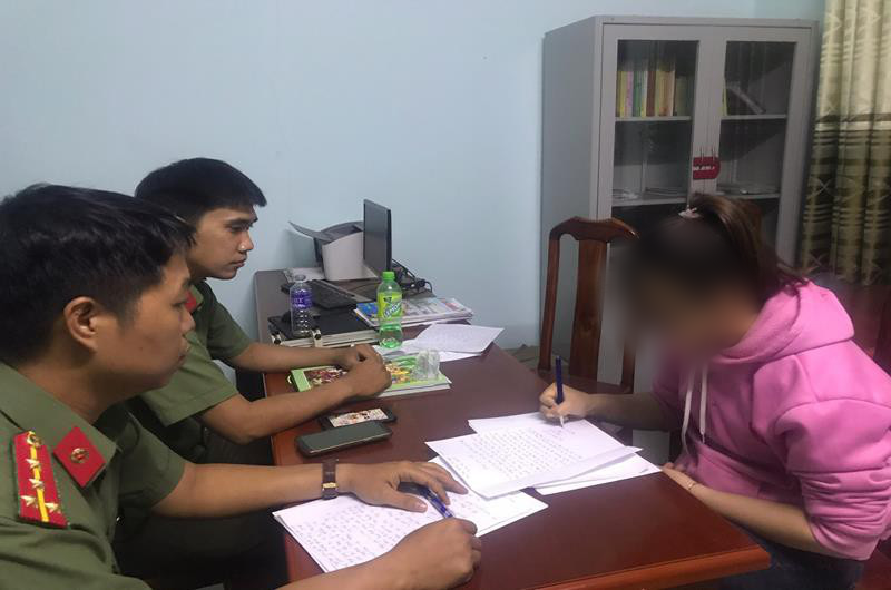 Một người phụ nữ tung tin đồn giả về việc mình bị nhiễm virus corona. Ảnh minh họa.