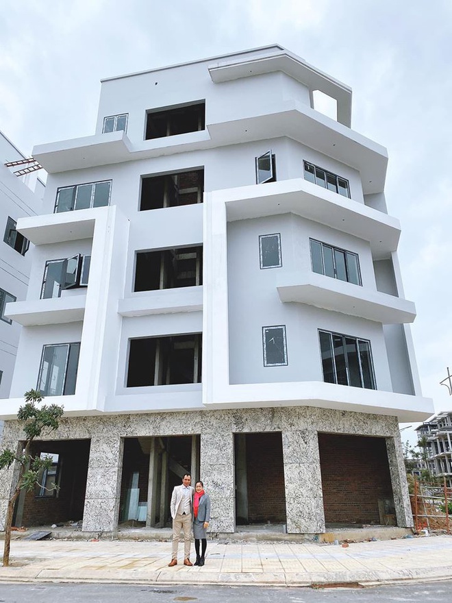 Hòa Minzy xây nhà 5 tầng tặng bố mẹ.
