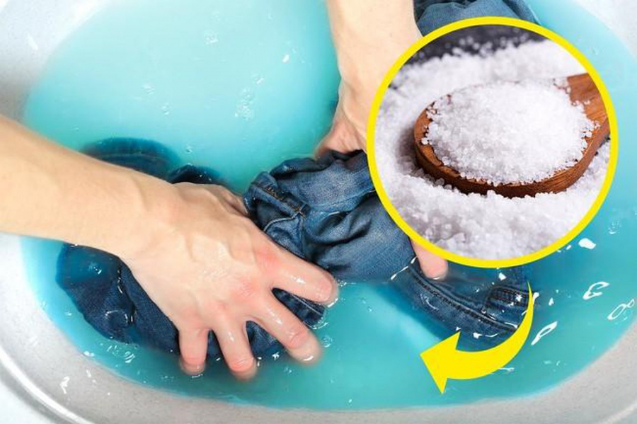 Sử dụng giấm hoặc muối khi giặt quần jean