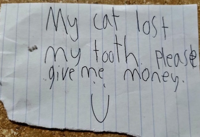 Con mèo đã lấy mất chiếc răng của con rồi mẹ ơi. Làm ơn hãy trả tiền cho con!