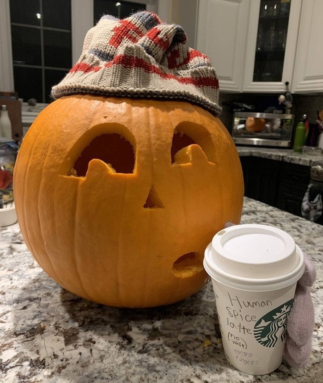 Con tôi định cho bí ngô đội mũ len và uống latte khi trang trí cho ngày Halloween. Cô bé quả thực rất yêu thiên nhiên, thân thiện với môi trường.