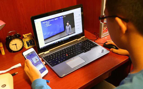 Học sinh Trung Quốc học trực tuyến trong thời gian nghỉ học vì dịch Covid-19.