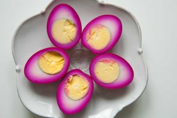 Món trứng hồng màu sắc khác biệt giúp bé đổi vị không cảm  thấy chán ngán