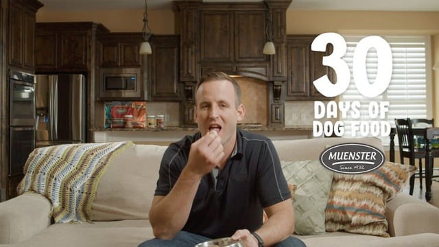 Mitch Felderhoff đã kiên trì ăn thức ăn dành cho chó trong suốt 30 ngày để khẳng định chất lượng sản phẩm của công ty mình.