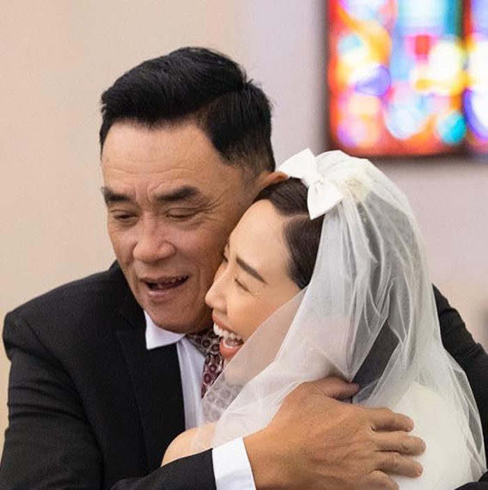 Hậu đám cưới bí mật ở Đà Lạt, bố Tóc Tiên đăng tải hình ảnh âu yếm ôm con gái trong thời khắc làm hôn lễ tại nhà thờ Con Gà. Ông tình cảm viết: 