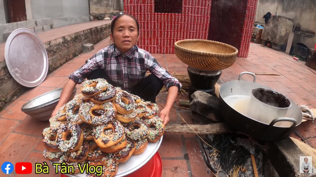 Bà Tân làm mâm bánh donut khổng lồ.