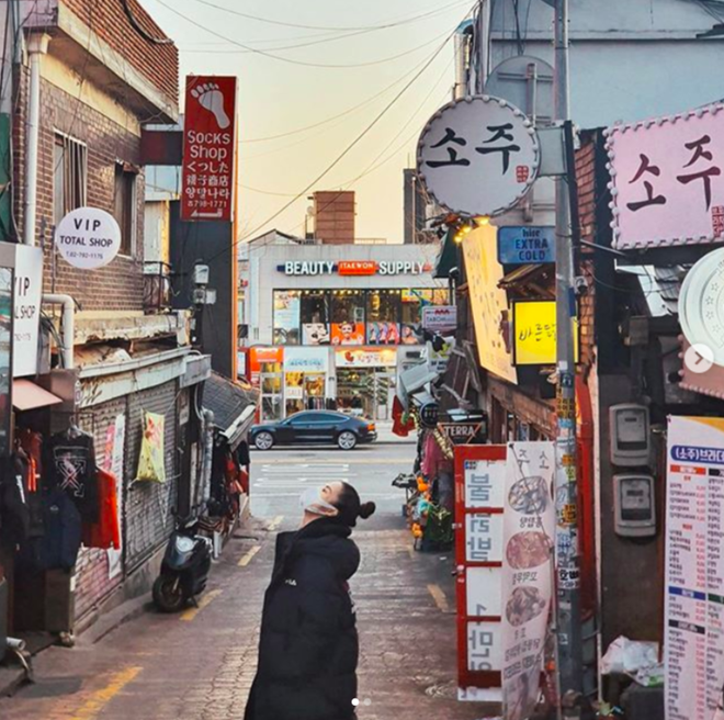 Đông Nhi đăng bức ảnh check-in ở khu phố Itaewon - Hàn Quốc, tiện thể dằn mặt bạn thân vì hay nhăm nhe chồng mình.