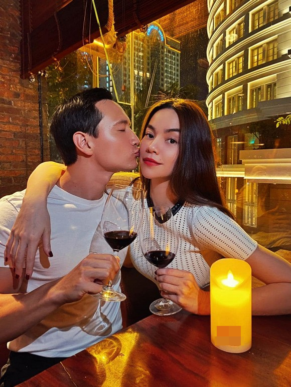 Hà Hồ khoe ảnh thưởng thức bữa tối lãng mạn bên Kim Lý và không ngại nói về bạn trai một cách hết sức hoàn hảo.