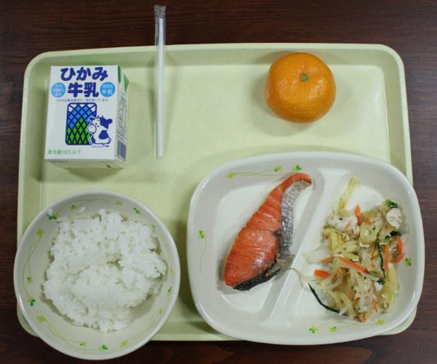Một nhân viên nhà bếp ở Nhật Bản nhiễm covid-19 và đã chia đồ ăn cho gần 200 học sinh tiểu học. (Ảnh: Mainichi)