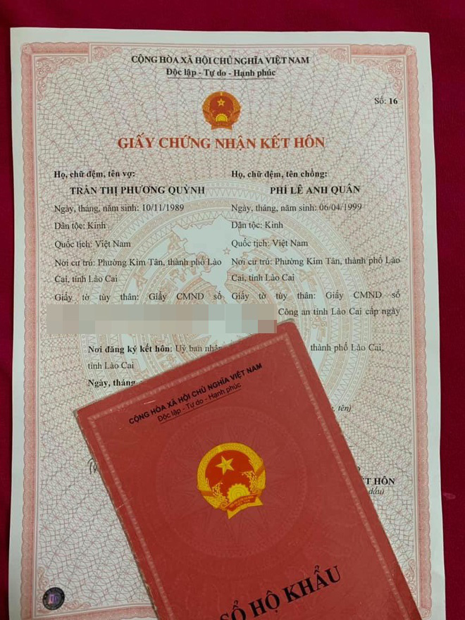 Tờ giấy đăng ký kết hôn của cặp đôi