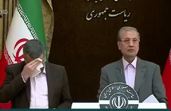 Thứ trưởng Y tế Iran Iraj Harirchi (trái) lau mồ hôi trong cuộc họp báo.