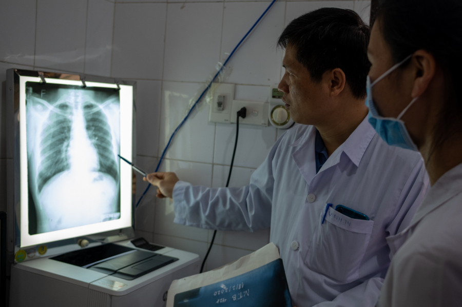 Bác sĩ Trần Quang Vịnh - một trong hai bác sĩ tại phòng khám Quang Hà trực tiếp điều trị cho bệnh nhân nhiễm Covid-19 tại Vĩnh Phúc.