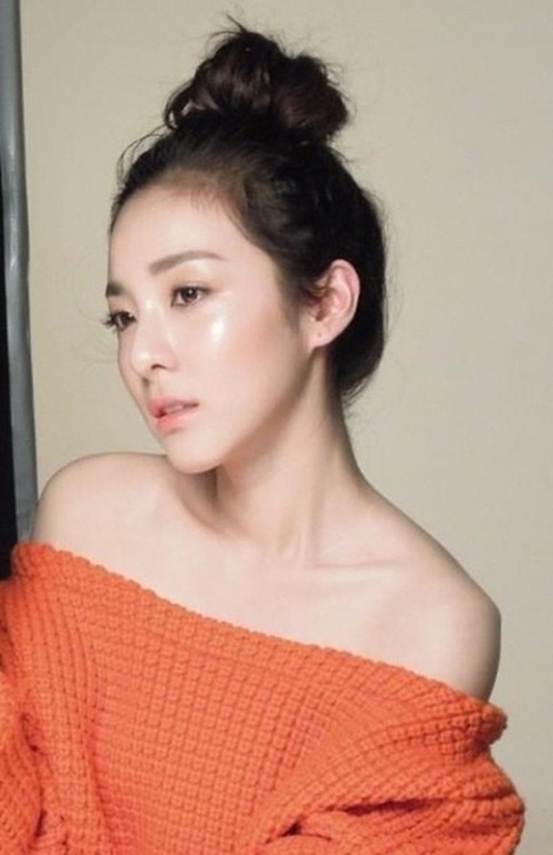 Dara đã bước sang tuổi 37 và cũng là kiểu tóc búi củ tỏi này đã giúp cô 