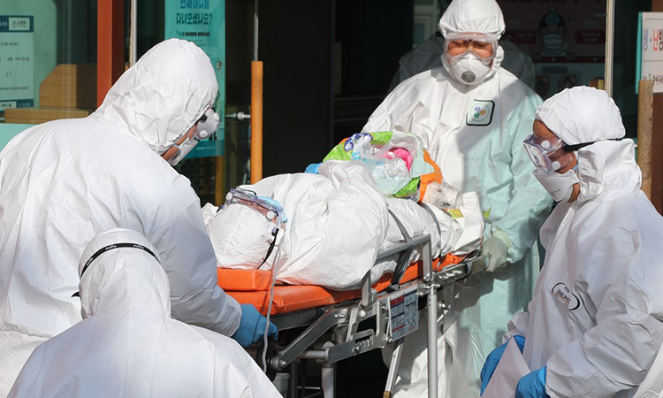 Một cô gái Hàn Quốc nhiễm virus corona đã nhổ nước bọt vào mặt nhân viên y tế. (Ảnh minh họa: Tellerreport)