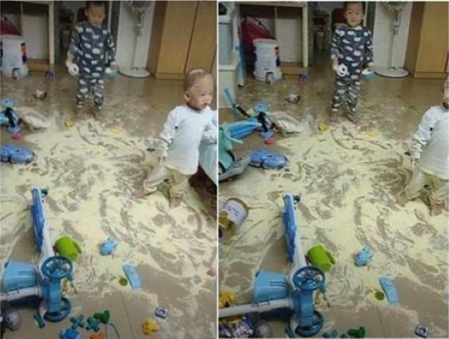 2 đứa trẻ đổ sữa bột ra sàn nhà để chơi đùa.