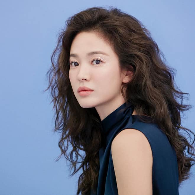 Vẫn là Song Hye Kyo nhưng lần này phá cách và cá tính phóng khoáng hơn với tóc xoăn sóng bung vừa retro lại vừa độc lạ