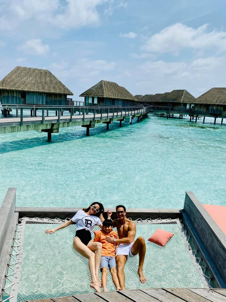 Mới đây, Hồ Ngọc Hà và người tình Kim Lý có chuyến du lịch tại thiên đường nghỉ dưỡng Maldives. Đồng hành cùng cặp uyên ương là nhóc tỳ Subeo - con trai riêng của nữ ca sĩ. Từ xứ người, 