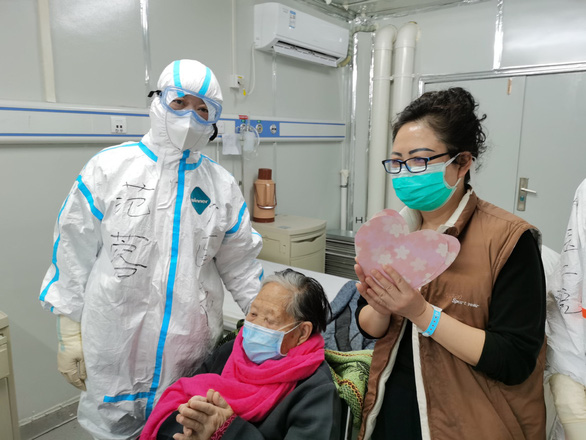 Cụ bà 98 tuổi ở Vũ Hán và con gái cùng được xuất viện sau một thời gian điều trị Covid-19.