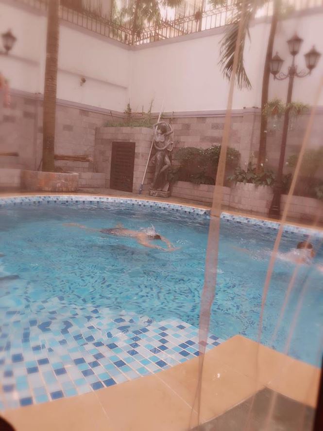 Trong biệt thự ở Việt Nam của Lệ Quyên còn có cả bể bơi lớn để gia đình cô nghỉ ngơi, thư giãn.
