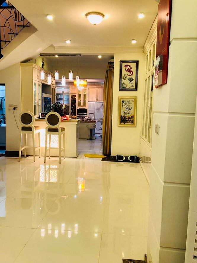 Phòng khách và bếp được thiết kế mở để tạo không gian xuyên suốt, thoáng đãng và tạo cảm giác rộng rãi hơn cho ngôi nhà.