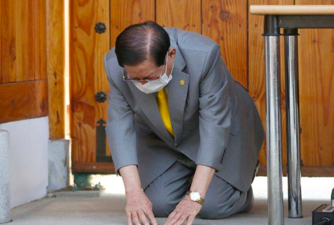 Giáo chủ Tân Thiên Địa quỳ gối, xin lỗi người dân Hàn Quốc.
