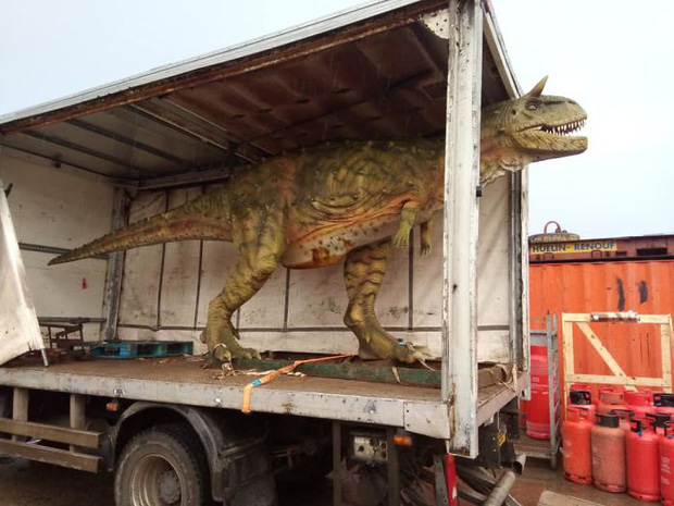 Chú khủng long có kích thước ngoài sức tưởng tượng với người mua.