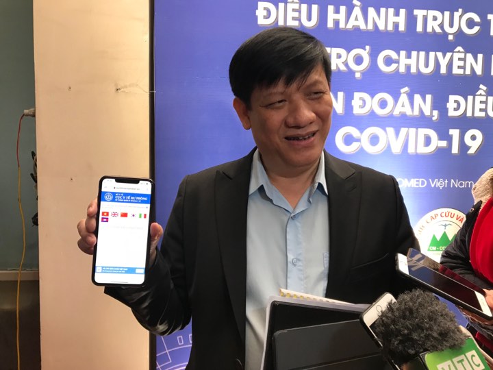 Thứ trưởng Bộ Y tế Nguyễn Thanh Long giới thiệu về tờ khai y tế điện tử.
