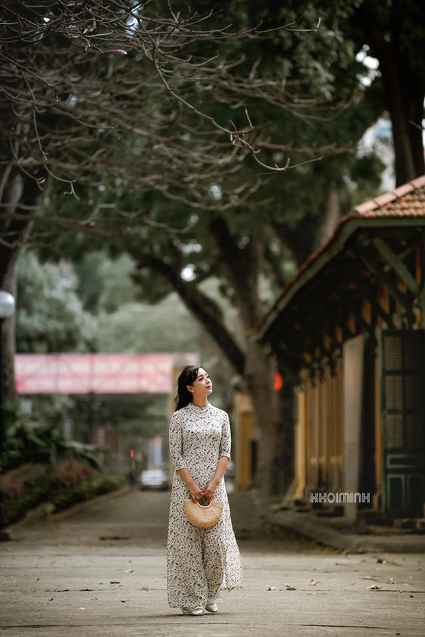 Mới đây, NSƯT Chiều Xuân bất ngờ tung loạt ảnh diện áo dài nền nã khoe khéo body thon gọn và nhan sắc mặn mà chẳng kém cạnh ai. Mặc dù chỉ mặc một tà áo dài với họa tiết đơn giản và make up