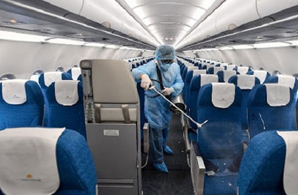 Khử trùng chiếc máy bay chở hành khách nữ nhiễm virus corona. Ảnh: VNA.
